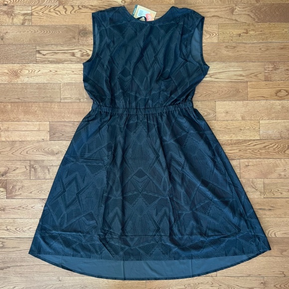 Elegant Black Sleeveless Dress - Picture 4 of 7